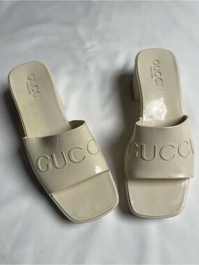 Gorgeous authentic Gucci platform slide sandals in a classic ivory/cream color